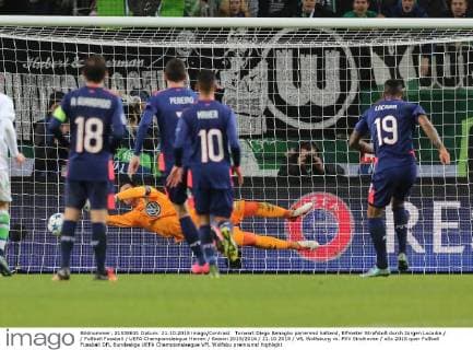 Torwart Diego Benaglio parierend haltend, Elfmeter Strafstoß durch Jürgen Locadia Fußball Fussball UEFA Championsleague Herren Saison 2015 2016 21.10.2015 VfL Wolfsburg vs. PSV Eindhoven