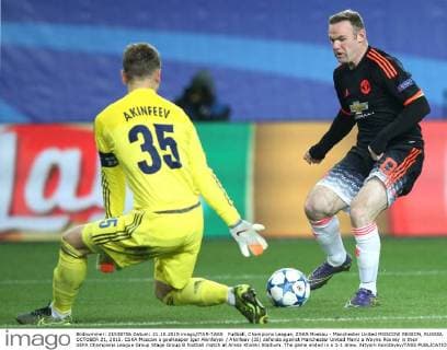 FuÃŸball, Champions League, ZSKA Moskau - Manchester United MOSCOW REGION, RUSSIA. OCTOBER 21, 2015. CSKA Moscow s goalkeeper Igor Akinfeyev Akinfeev (35) defends against Manchester United ManU s Wayne Rooney in their UEFA Champions League Group Stage Group B football match at Arena Khimki Stadium. The game ended in a 1-1 draw. Artyom Korotayev TASS  TS010540