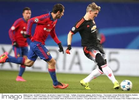 FuÃŸball, Champions League, ZSKA Moskau - Manchester United MOSCOW REGION, RUSSIA. OCTOBER 21, 2015. CSKA Moscow s Alan Dzagoyev Dzagoev (L front) and Manchester United ManU s Bastian Schweinsteiger (R) in their UEFA Champions League Group Stage Group B football match at Arena Khimki Stadium. The game ended in a 1-1 draw. Artyom Korotayev TASS  TS01053A