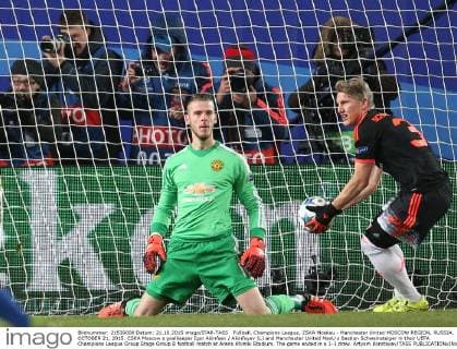 FuÃŸball, Champions League, ZSKA Moskau - Manchester United MOSCOW REGION, RUSSIA. OCTOBER 21, 2015. CSKA Moscow s goalkeeper Igor Akinfeev Akinfeyev (L) and Manchester United ManU s Bastian Schweinsteiger in their UEFA Champions League Group Stage Group B football match at Arena Khimki Stadium. The game ended in a 1-1 draw. Artyom Korotayev TASS  TS010536