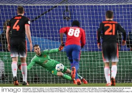 FuÃŸball, Champions League, ZSKA Moskau - Manchester United MOSCOW REGION, RUSSIA. OCTOBER 21, 2015. Manchester United ManU s goalkeeper David de Gea dives for the ball in their UEFA Champions League Group Stage Group B football match against CSKA Moscow at Arena Khimki Stadium. The game ended in a 1-1 draw. Artyom Korotayev TASS  TS010535
