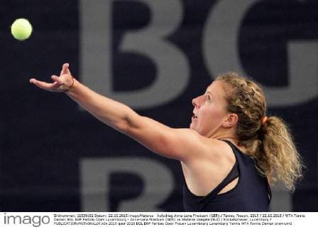 Aufschlag Anna-Lena Friedsam (GER) Tennis, Frauen, 2015 22.10.2015 WTA Tennis Damen BGL BNP Paribas Open Luxembourg - Anna-Lena Friedsam (GER) vs Stefanie Voegele (SUI) Kockelscheuer, Luxemburg 