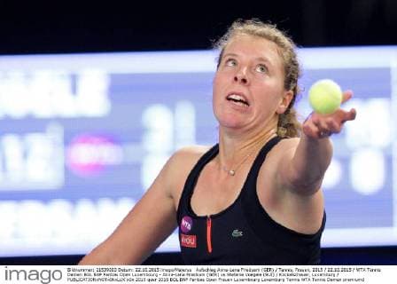 Aufschlag Anna-Lena Friedsam (GER) Tennis, Frauen, 2015 22.10.2015 WTA Tennis Damen BGL BNP Paribas Open Luxembourg - Anna-Lena Friedsam (GER) vs Stefanie Voegele (SUI) Kockelscheuer, Luxemburg 