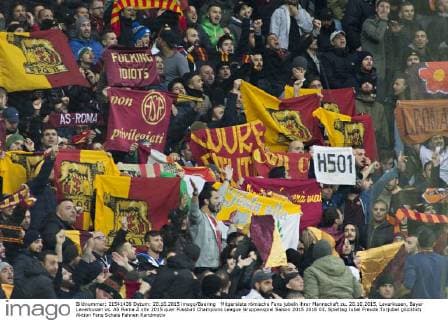 Mitgereiste römische Fans jubeln ihrer Mannschaft zu. 20.10.2015, Leverkusen, Bayer Leverkusen vs. AS Roma Â