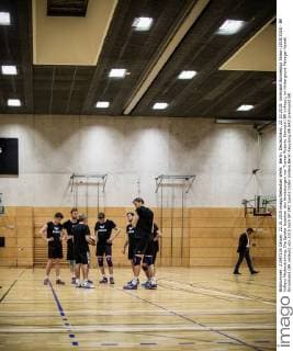 Berlin, Deutschland, 22.10.2015: Volleyball Bundesliga Saison 2015 2016 - BR Volleys Medientraining. Die Spieler lauschen den Anweisungen von Trainer Roberto Serniotti (BR Volleys), im Hintergrund Manager Kaweh Niroomand (BR Volleys)