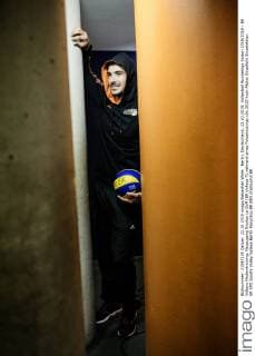 Berlin, Deutschland, 22.10.2015: Volleyball Bundesliga Saison 2015 2016 - BR Volleys Medientraining. Neuzugang Nicolas Le Goff (BR Volleys 7) während eines Fotoshootings