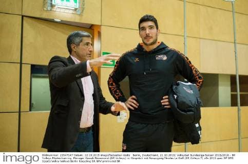 Berlin, Deutschland, 22.10.2015: Volleyball Bundesliga Saison 2015 2016 - BR Volleys Medientraining. Manager Kaweh Niroomand (BR Volleys) im Gespräch mit Neuzugang Nicolas Le Goff (BR Volleys 7)