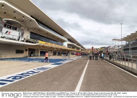 Formel 1, GP der USA in Austin, Circuit of the Americas Oct. 22, 2015 - Austin, Texas, U.S - Fans look for their favorite drivers before this weekends Formula 1 United States Grand Prix race at the Circuit of the Americas race track in Austin,Texas. F1 2015 - Formula 1 United States Grand Prix. - ZUMAw300