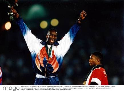 Olympische Sommerspiele in Atlanta, Siegerehrung 200 m der Männer: Sieger Michael Johnson (USA), re.: Ato Boldon (Platz 3, Trinidad und Tobago)