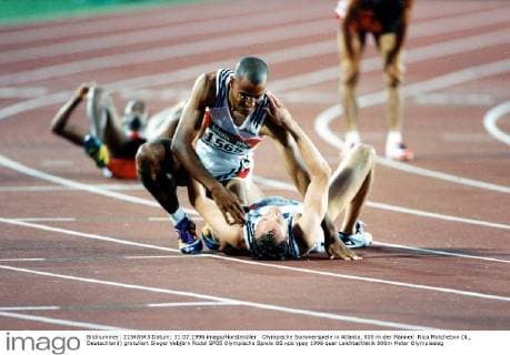 Olympische Sommerspiele in Atlanta, 800 m der Männer: Nico Motchebon (li., Deutschland) gratuliert Sieger Vebjörn Rodal