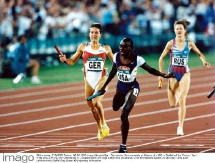 Olympische Sommerspiele in Atlanta, 4 x 400 m Staffellauf der Frauen: Jearl Miles (USA) im Ziel vor Grit Breuer (li., Deutschland) und Olga Kotljarowa (Russland)