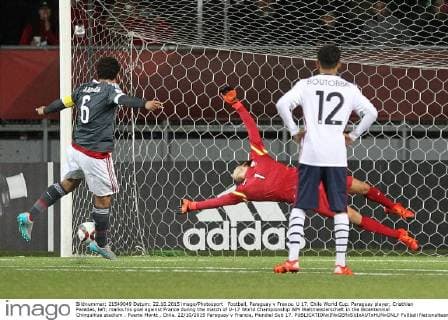 Football, Paraguay v France. U 17, Chile World Cup. Paraguay player, Cristhian Paredes, left, marks his goal against France during the match of U-17 World Championship WM Weltmeisterschaft in the Bicentennial Chinquihue stadium . Puerto Montt , Chile. 22 10 2015 Paraguay v Francia, Mundial Sub 17. 