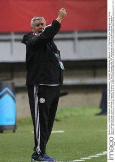 Football, New Paraguay v France. U 17, Chile World Cup. Paraguay coach Carlos Jara, instructs his team during the match against Paraguay U 17 World Championship WM Weltmeisterschaft in the Bicentennial Chinquihue stadium . 22 10 2015 Paraguay v Francia, Mundial Sub 17. 