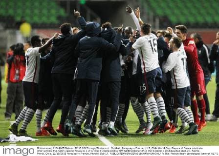 Football, Paraguay v France. U 17, Chile World Cup. Players of France celebrate after winning the match against Paraguay s U-17 World Championship WM Weltmeisterschaft in the Bicentennial Chinquihue stadium. Puerto Montt, Chile. 22 10 2015 Paraguay v Francia, Mundial Sub 17. 