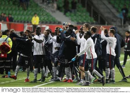 Football, Paraguay v France. U 17, Chile World Cup. Players of France celebrate after winning the match against Paraguay s U-17 World Championship WM Weltmeisterschaft in the Bicentennial Chinquihue stadium. Puerto Montt, Chile. 22 10 2015 Paraguay v Francia, Mundial Sub 17. 