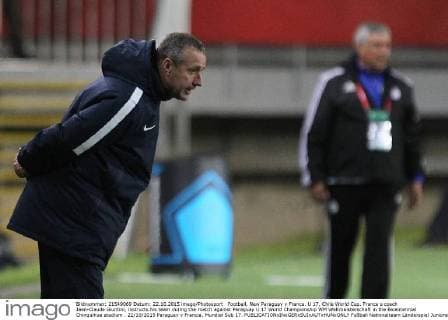 Football, New Paraguay v France. U 17, Chile World Cup. France s coach Jean-Claude Giuntini, instructs his team during the match against Paraguay U 17 World Championship WM Weltmeisterschaft in the Bicentennial Chinquihue stadium . 22 10 2015 Paraguay v Francia, Mundial Sub 17. 