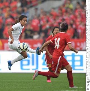 (151023) -- CHONGQING, Oct. 23, 2015 -- Alex Scott (L) of England competes against China during first round match of the Women s Football Tournament of Yongchuan in southwest China s Chongqing, on Oct. 23, 2015. China won 2-1.) (SP)CHINA-CHIONGQING-SOCCER-WOMEN S TOURNAMENT ChenxCheng 