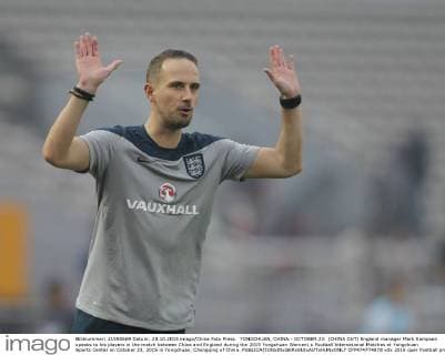 YONGCHUAN, CHINA - OCTOBER 23: (CHINA OUT) England manager Mark Sampson speaks to his players in the match between China and England during the 2015 Yongchuan Women s Football International Matches at Yongchuan Sports Center on October 23, 2015 in Yongchuan, Chongqing of China.  CFP474774878 