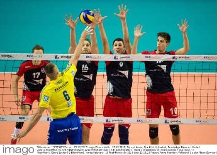 23.10.2015, Fraport Arena, Frankfurt Volleyball, Bundesliga Maenner, United Volleys RheinMain vs. VfB Friedrichshafen Angriff Michal Finger ( 6 Friedrichshafen) - Block Dreierblock Christian Dünnes Duennes ( 16 RheinMain), Georg Escher ( 9 RheinMain), Moritz Reichert ( 10 RheinMain)