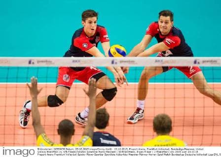 23.10.2015, Fraport Arena, Frankfurt Volleyball, Bundesliga Maenner, United Volleys RheinMain vs. VfB Friedrichshafen Annahme Moritz Reichert ( 10 RheinMain), Bryan Fraser ( 2 RheinMain)
