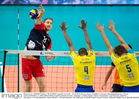 23.10.2015, Fraport Arena, Frankfurt Volleyball, Bundesliga Maenner, United Volleys RheinMain vs. VfB Friedrichshafen Angriff Christian Dünnes Duennes ( 16 RheinMain) - Block Doppelblock Luis Fernando Joventino Venceslau ( 4 Friedrichshafen), Alexey Nalobin ( 5 Friedrichshafen)