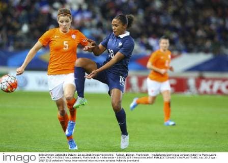 Fußball, Damen, Frankreich - Niederlande Dominique Janssen (NED) vs Marie Laure Delie (FRA) - Fußball, Nationalteam, Frankreich vs Niederlande - 23 10 2015 GwendolineLeGoff 