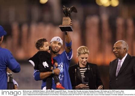 Kansas City Royals shortstop Alcides Escobar (2) holds up his MVP trophy after winning the American League Championship Series against the Toronto Blue Jays at Kauffman Stadium in Kansas City, Missouri on October 23, 2015.  KCP20151023510 JEFFxMOFFETT