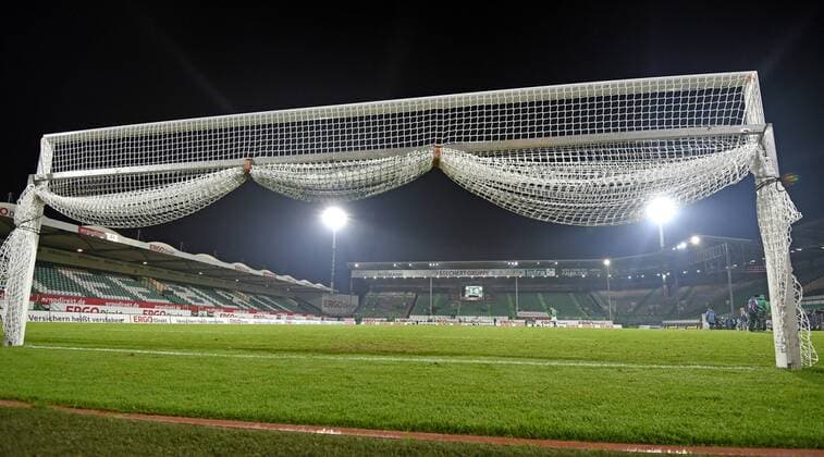 23.10.2015, Fussball 2.Bundesliga 2015 2016, 12.Spieltag, SpVgg Greuther Fürth - TSV 1860 München, am Stadion am Laubenweg in Fürth. Das Netz des Tores ist nach dem Spiel aufgerollt. 
