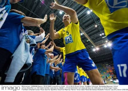 23.10.2015, Fraport Arena, Frankfurt Volleyball, Bundesliga Maenner, United Volleys RheinMain vs. VfB Friedrichshafen Jubel Alexey Nalobin ( 5 Friedrichshafen) nach Sieg bei Fans