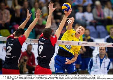 23.10.2015, Fraport Arena, Frankfurt Volleyball, Bundesliga Maenner, United Volleys RheinMain vs. VfB Friedrichshafen Block Doppelblock Bryan Fraser ( 2 RheinMain), Georg Escher ( 9 RheinMain) - Angriff Michal Finger ( 6 Friedrichshafen)