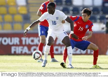 U 17, Chile World Cup. England s player, Stephy Mavididi, center, battles for the ball against Seung Woo Kim of Korea Republic during the Under 17 Chile World Cup at the Federico Sanchez Rumoroso stadium in Coquimbo, Chile. 23 10 2015 AndresPina Photosport . 