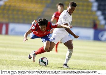 U 17, Chile World Cup. Korea Republic s player, Jonggyu Yoon, left, battles for the ball against Chris Willock of England during the Under 17 Chile World Cup at the Federico Sanchez Rumoroso stadium in Coquimbo, Chile. 23 10 2015 AndresPina Photosport . 