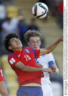 U 17, Chile World Cup. Korea Republic s player, Seung Woo Kim, left, battles for the ball against Tom Davies of England during the Under 17 Chile World Cup at the Federico Sanchez Rumoroso stadium in Coquimbo, Chile. 23 10 2015 AndresPina Photosport . 