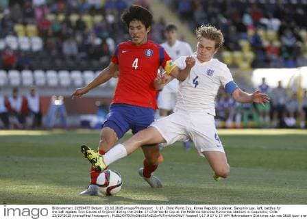 U 17, Chile World Cup. Korea Republic s player, Sangmin Lee, left, battles for the ball against Tom Davies of England during the Under 17 Chile World Cup at the Federico Sanchez Rumoroso stadium in Coquimbo, Chile. 23 10 2015 AndresPina Photosport . 