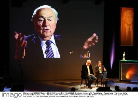 23.10.2015 - Deutsche Akademie für Fussbalkultur - Fussballgala - Verleihung Walter Bensemann Preis 2015 JüRa - Maschek - Peter Hörmanseder und Robert Stachel vor Josef S. Blatter auf der Leinwand