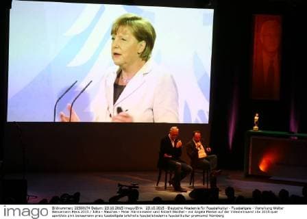 23.10.2015 - Deutsche Akademie für Fussbalkultur - Fussballgala - Verleihung Walter Bensemann Preis 2015 JüRa - Maschek - Peter Hörmanseder und Robert Stachel - vor Angela Merkel auf der Videoleinwand