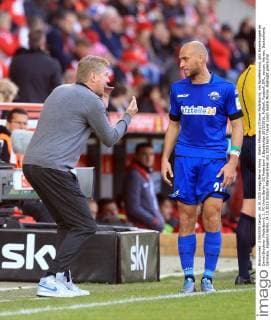 Stefan Effenberg (Trainer Paderborn), am Spielfeldrand, gibt Anweisungen an Daniel Brückner (Paderborn), 1. FC Union Berlin - SC Paderborn 2.Bundesliga 2015 2016, Fußball, Fussball, DFL, soccer, Herren, Deutschland, Germany, Ergebnis Berlin, 24.10.2015 Stadion Alte Foersterei