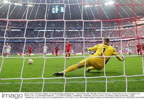 Thomas MUELLER, MÜLLER, FCB 25 Torschuss, schiesst das Tor zum 3-0 gegen Timo HORN, 1.FCK 1 FC BAYERN MUENCHEN - 1.FC KOELN Fussball 1. Bundesliga , Muenchen, am 24.10.2015, 10.Spieltag, Saison 2015 2016, 1.Liga, 1.Bundesliga, FCB