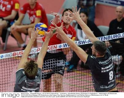 Volleyball 1. Bundesliga Saison 2015 2016 TV Rottenburg - Netzhoppers KW Bestensee 24.10.2015 Sven Metzger (TV Rottenburg,mitte) gegen Paul Sprung (Netzhoppers,li) und Mathias Boehme (NEtzhoppers,re) im Block 