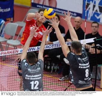 Volleyball 1. Bundesliga Saison 2015 2016 TV Rottenburg - Netzhoppers KW Bestensee 24.10.2015 Moritz Karlitzek (TV Rottenburg,mitte) gegen Matthias Boehme (Netzhoppers,re) und Daniel Heinecke (Netzhoppers,li) im Block 
