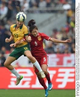 (151025) -- CHONGQING, Oct. 25, 2015 -- Harrison Ami (L) of Australia competes against Wu Haiyan of China during a match of the Women s Football Tournament of Yongchuan in southwest China s Chongqing, on Oct. 25, 2015. ) (SP)CHINA-CHONGQING-SOCCER-WOMEN S TOURNAMENT (CN) ChenxCheng 