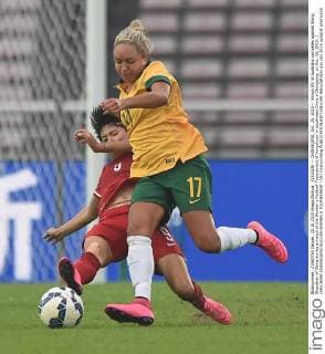 (151025) -- CHONGQING, Oct. 25, 2015 -- Simon (R) of Australia competes against Wang Shanshan of China during a match of the Women s Football Tournament of Yongchuan in southwest China s Chongqing, on Oct. 25, 2015. ) (SP)CHINA-CHONGQING-SOCCER-WOMEN S TOURNAMENT (CN) ChenxCheng 