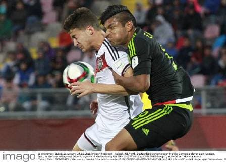 Fußball, U17 WM, Deutschland verliert gegen Mexiko German s player Salih Oezcan, left , battles the ball against Eduardo Aguirre of Mexico during the FIFA U-17 World Cup Chile 2015 Group C, at Fiscal de Talca stadium in Talca , Chile. 24 10 2015. Germany - Mexiko MarceloHernandez 