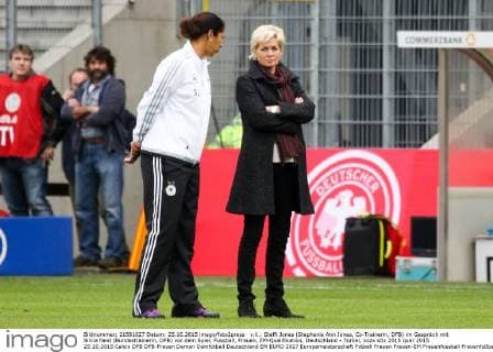v.li.: Steffi Jones (Stephanie Ann Jones, Co-Trainerin, DFB) im Gespräch mit Silvia Neid (Bundestrainerin, DFB) vor dem Spiel, Fussball, Frauen, EM-Qualifikation, Deutschland - Türkei, xozx