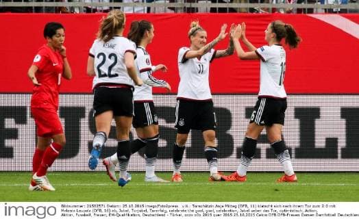 v.li.: Torschützin Anja Mittag (DFB, 11) klatscht sich nach ihrem Tor zum 2:0 mit Melanie Leupolz (DFB, 16) ab, Jubel, Torjubel, Torerfolg, celebrate the goal, goal, celebration, Jubel ueber das Tor, optimistisch, Action, Aktion, Fussball, Frauen, EM-Qualifikation, Deutschland - Türkei, xozx