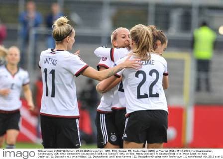GER, EMQ, Damen EM, Deutschland (GER) vs Tuerkei (TUR) 25.10.2015, Hardtwaldstadion, Sandhausen, GER, EMQ, Damen EM, Deutschland (GER) vs Tuerkei (TUR), im Bild: Mandy Islacker ( 9, Deutschland) in der Mitte jubelt mit Sara Daebritz ( 23, Deutschland), Anja Mittag ( 11, Deutschland) und Tabea Kemme ( 22, Deutschland) ueber ihren Treffer zum 1:0 nphxFabisch