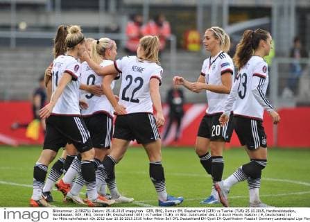 GER, EMQ, Damen EM, Deutschland (GER) vs Tuerkei (TUR) 25.10.2015, Hardtwaldstadion, Sandhausen, GER, EMQ, Damen EM, Deutschland (GER) vs Tuerkei (TUR), im Bild: Jubel ueber das 1:0 durch Mandy Islacker ( 9, Deutschland) in der Mitte nphxFabisch