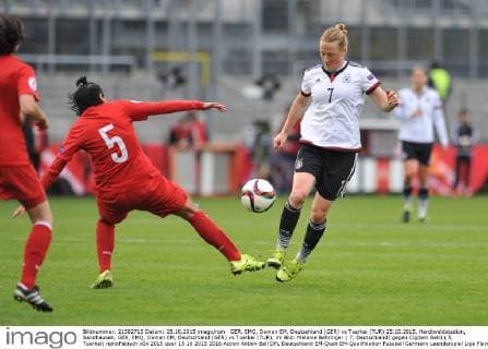 GER, EMQ, Damen EM, Deutschland (GER) vs Tuerkei (TUR) 25.10.2015, Hardtwaldstadion, Sandhausen, GER, EMQ, Damen EM, Deutschland (GER) vs Tuerkei (TUR), im Bild: Melanie Behringer ( 7, Deutschland) gegen Cigdem Belci ( 5, Tuerkei) nphxFabisch