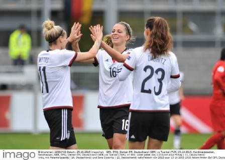 GER, EMQ, Damen EM, Deutschland (GER) vs Tuerkei (TUR) 25.10.2015, Hardtwaldstadion, Sandhausen, GER, EMQ, Damen EM, Deutschland (GER) vs Tuerkei (TUR), im Bild: Jubel ueber das 2:0 durch Anja Mittag ( 11, Deutschland) links, mit Melanie Leupolz ( 16, Deutschland) und Sara Daebritz ( 23, Deutschland) nphxFabisch