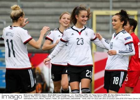 v.li.: Anja Mittag (DFB, 11), Tabea Kemme (DFB, 22), Sara Däbritz (Sara Ilonka Daebritz, DFB, 23), Lina Magull (DFB, 18), Jubel, Torjubel, Torerfolg, celebrate the goal, goal, celebration, Jubel ueber das Tor, optimistisch, Action, Aktion, Fussball, Frauen, EM-Qualifikation, Deutschland - Türkei, xozx